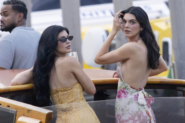Kylie Jenner i Kendall Jenner wybierają się do Madonna dellOrto Cloister na przyjęcie powitalne przed ślubem Jeffa Bezosa i Lauren Sanchez 26 czerwca 2025 r. w Wenecji