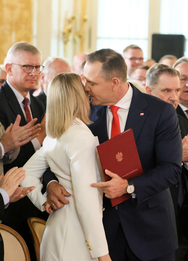 Karol Nawrocki odbiera zaświadczenie o wyborze na Prezydenta RP, na zdjęciu z żoną Martą Nawrocką, Warszawa, 11.06.2025 r.