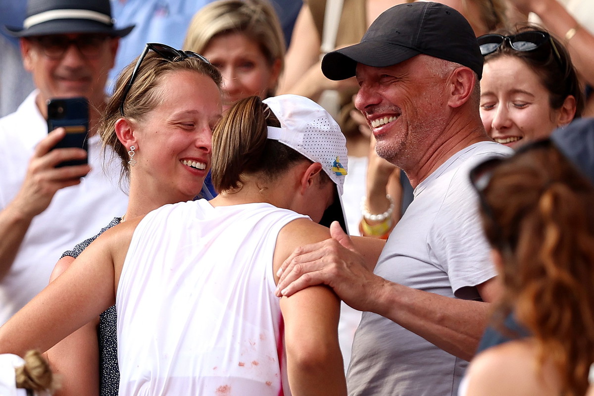 Iga Świątek, siostra Agata Świątek, ojciec Tomasz Świątek, French Open, Roland Garros, 10.06.2023 r. - jamnik