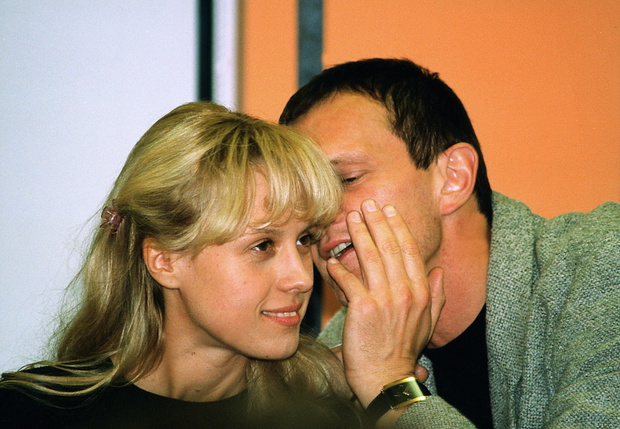 Cezary Pazura, Aleksandra Woźniak, plan serialu „13 Posterunek”, Polska, 1997 rok
