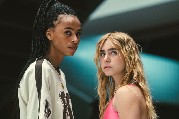 „Olympo”, serial Netflix, czerwiec 2025: Nira Osahia jako Zoe Moral, Clara Galle jako Amaia Olaberria