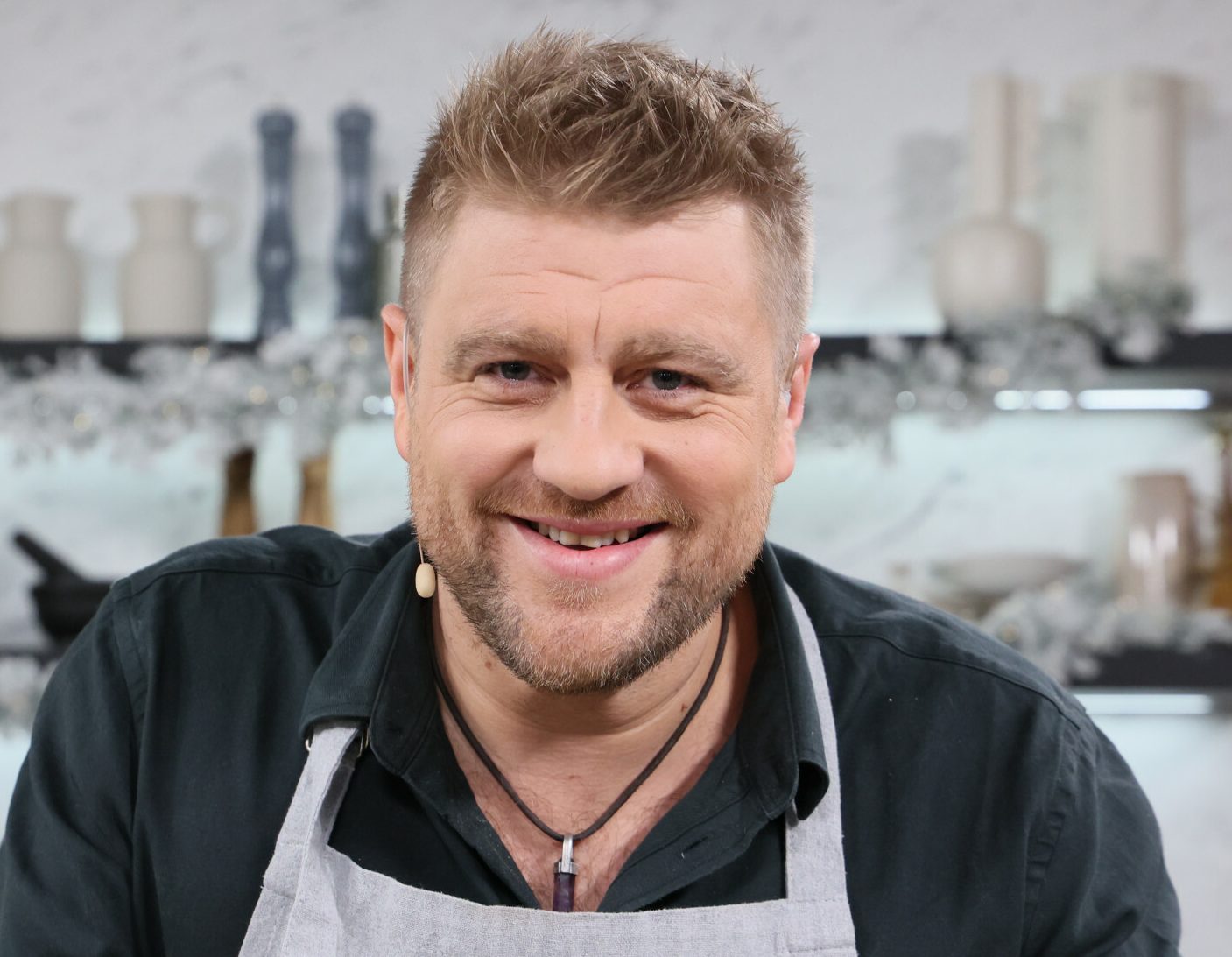 Tomasz Jakubiak, plan „Dzień Dobry TVN”, Warszawa, 03.01.2024 r. - jamnik