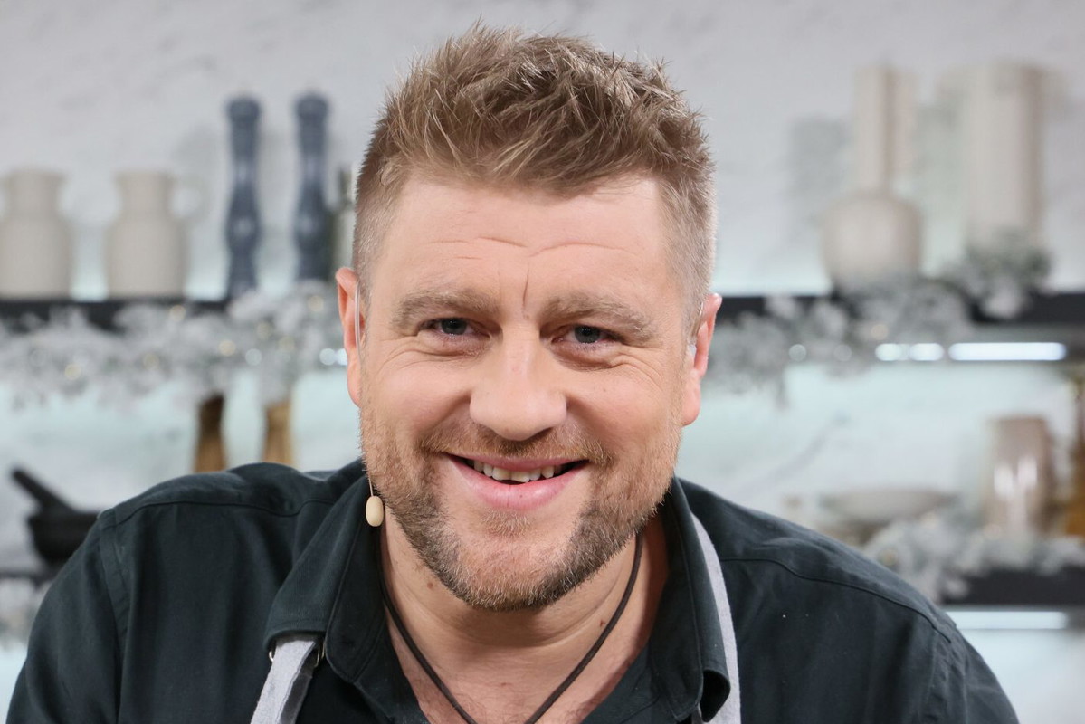 Tomasz Jakubiak, plan „Dzień Dobry TVN”, Warszawa, 03.01.2024 r. - jamnik