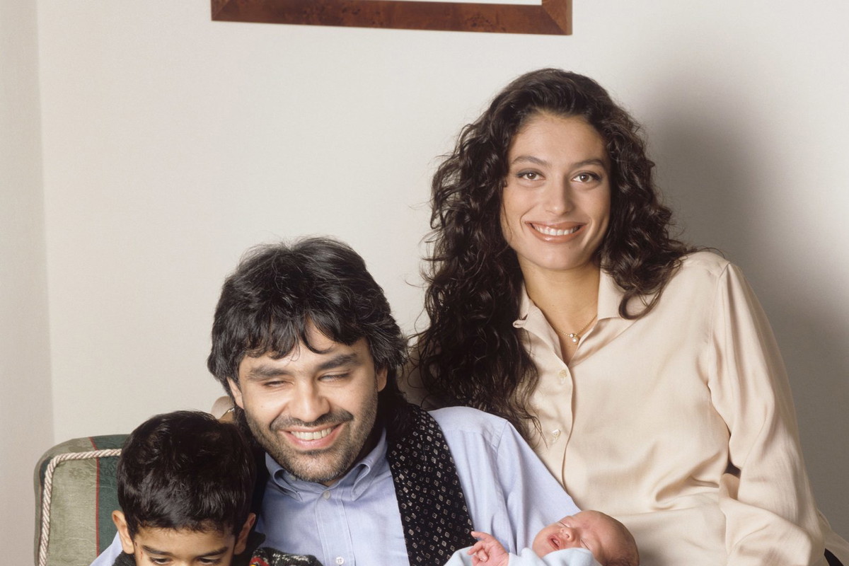 Andrea Bocelli In An Armchair With His Wife Enrica Cenzatti And Their Childre Amos And Matteo