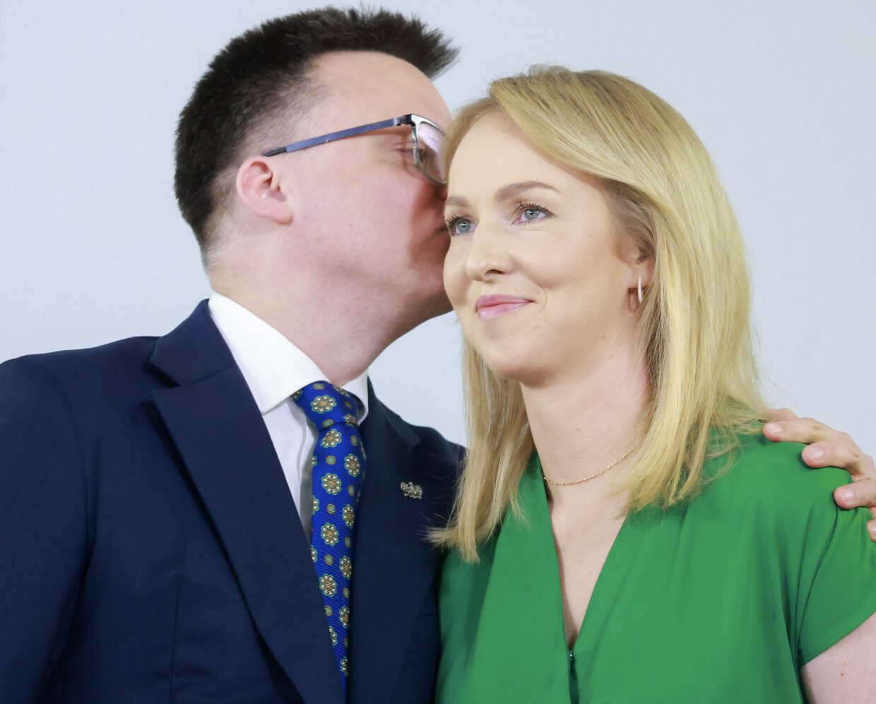 Szymon Hołownia, Urszula Brzezińska-Hołownia, Sejm - spotkanie wielkanocne dla osób samotnych, Warszawa, 18.04.2025 r. - jamnik