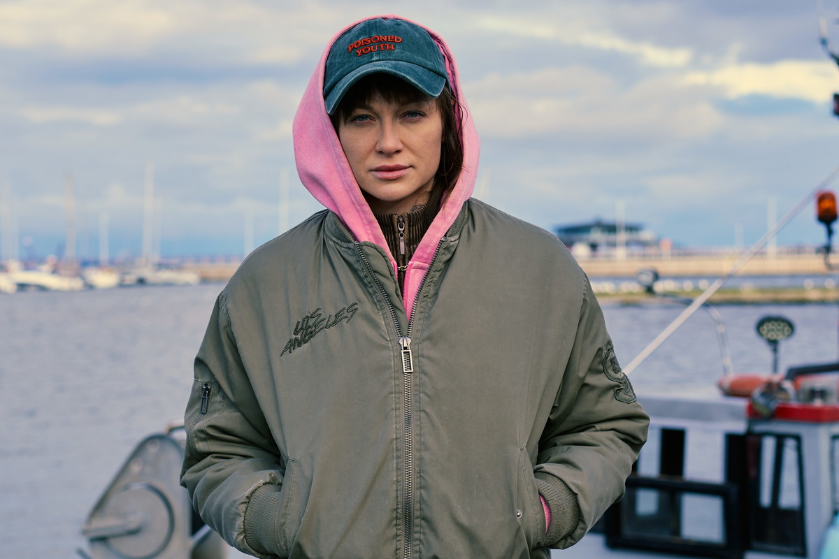 Aleksandra Adamska, serial „Pati”, sezon drugi, odcinek 1, Władysławowo, 13.10.2024 r. - jamnik