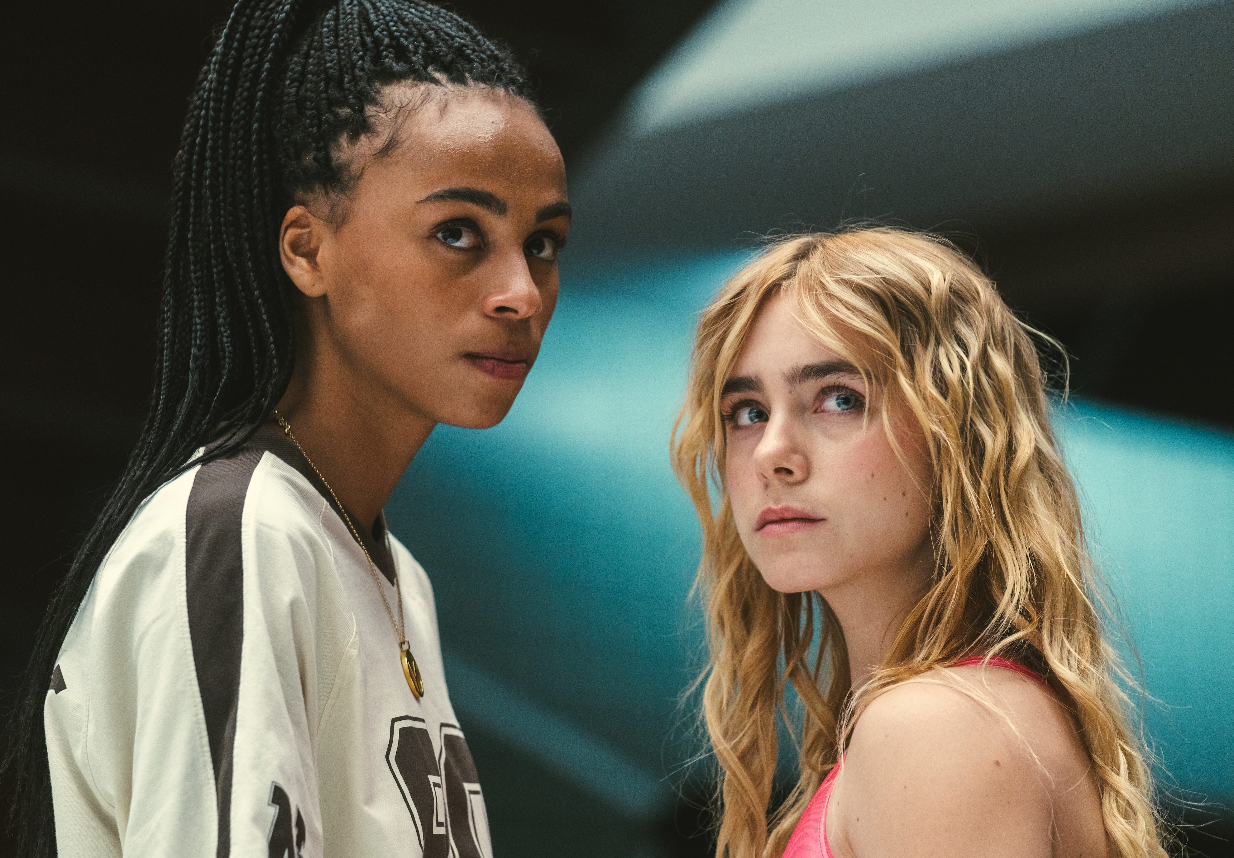 „Olympo”, serial Netflix, czerwiec 2025: Nira Osahia jako Zoe Moral, Clara Galle jako Amaia Olaberria - jamnik