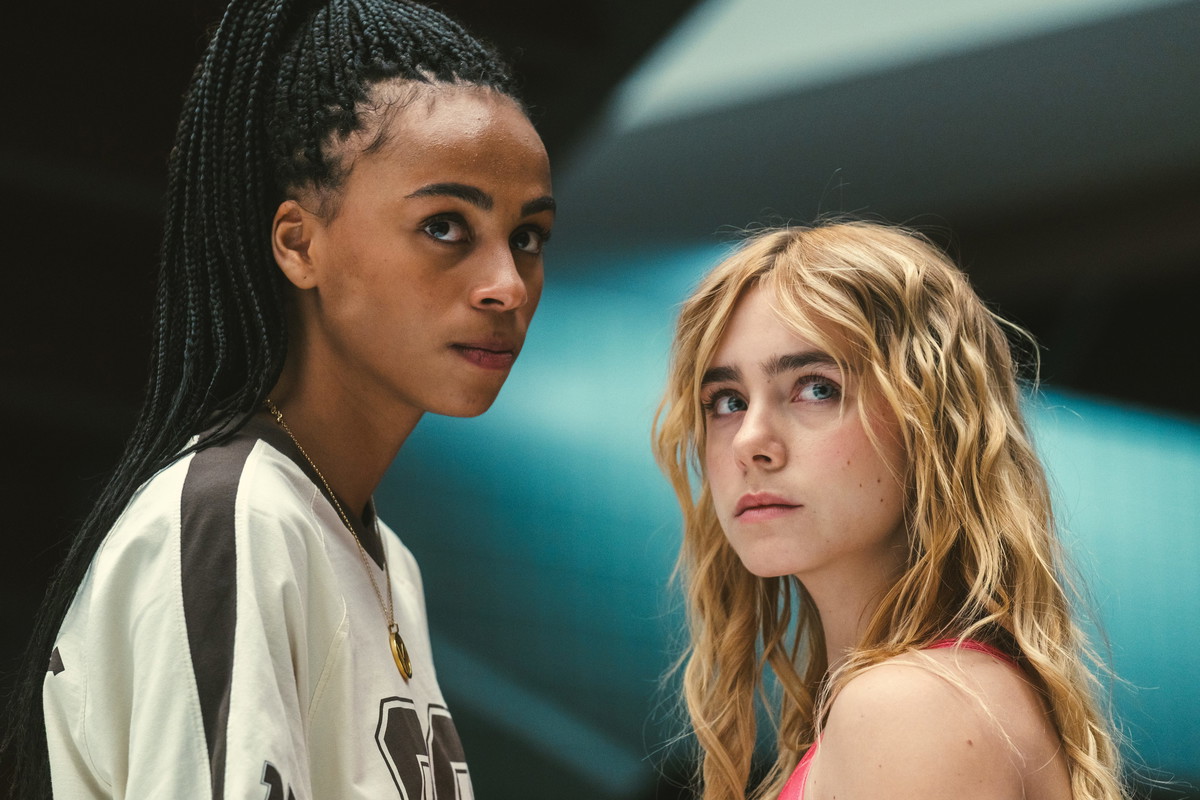 „Olympo”, serial Netflix, czerwiec 2025: Nira Osahia jako Zoe Moral, Clara Galle jako Amaia Olaberria - jamnik
