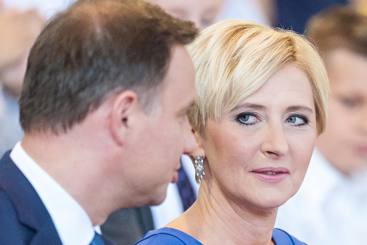 Andrzej Duda, Agata Kornhauser-Duda, para prezydencka na inauguracji roku szkolnego w Jastarni, 01.09.2015 r. - jamnik
