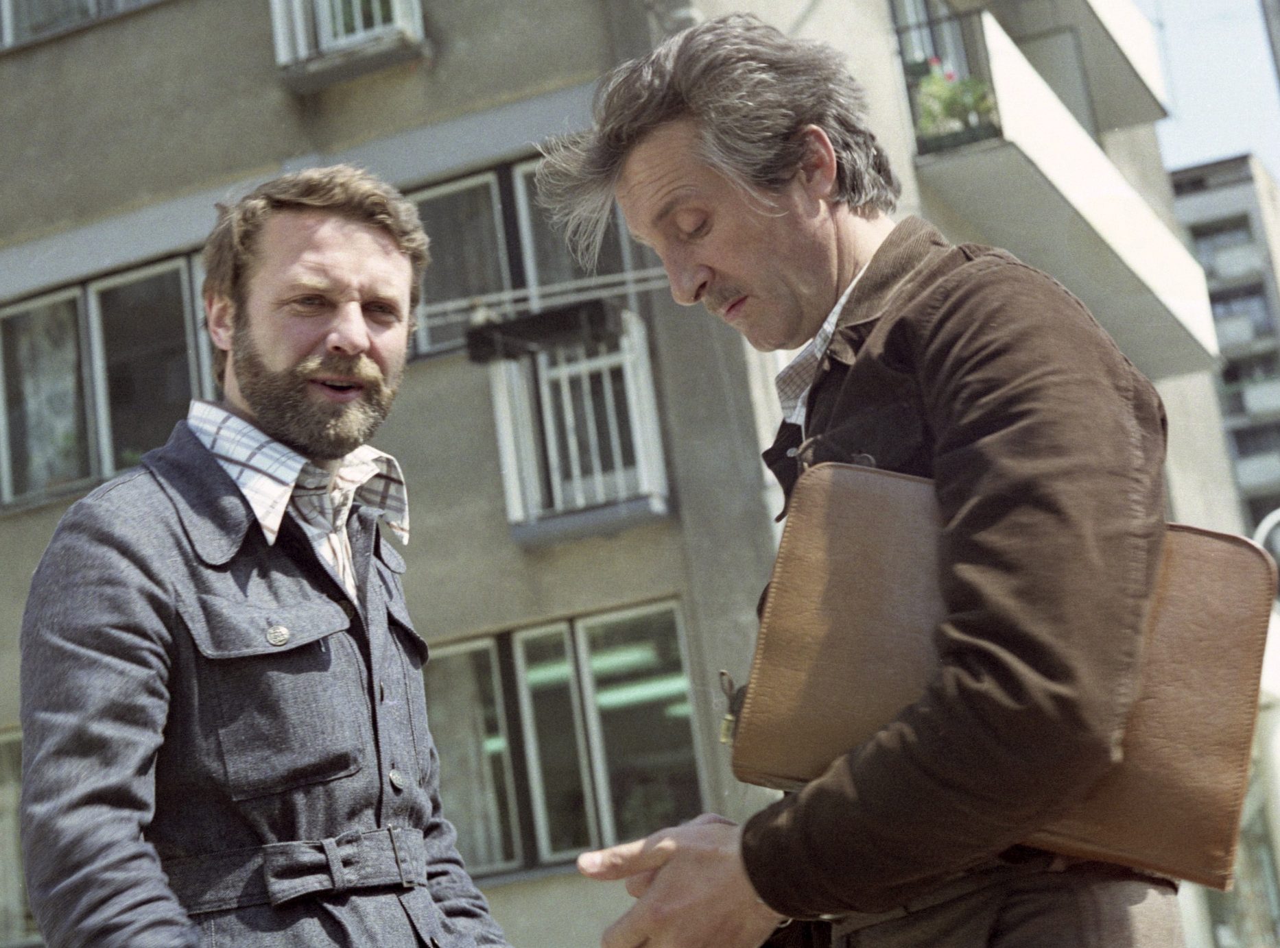 Leonard Pietraszak, Andrzej Kopiczyński, plan serialu „Czterdziestolatek”, TVP, 1974 rok - jamnik