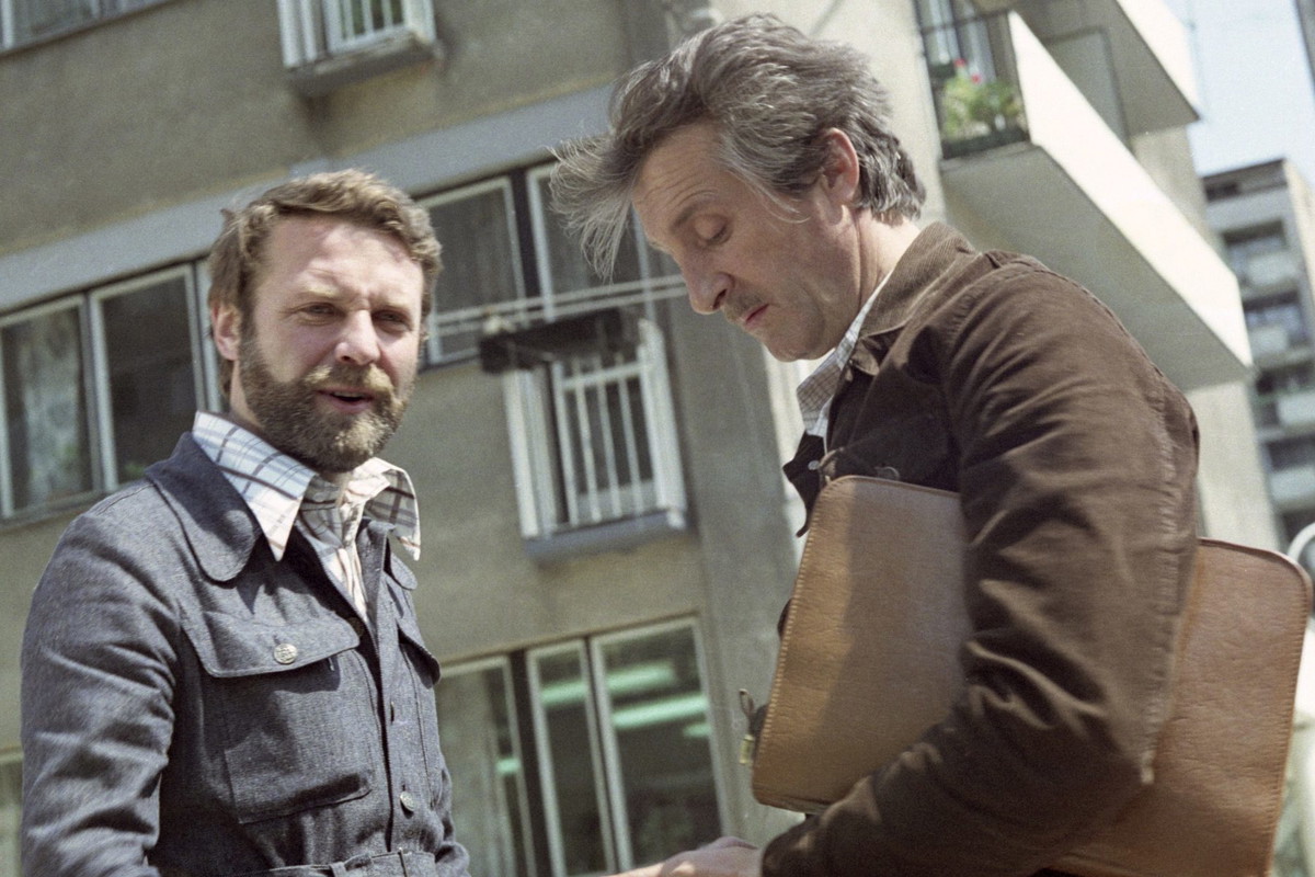 Leonard Pietraszak, Andrzej Kopiczyński, plan serialu „Czterdziestolatek”, TVP, 1974 rok - jamnik