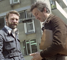 Leonard Pietraszak, Andrzej Kopiczyński, plan serialu „Czterdziestolatek”, TVP, 1974 rok - jamnik