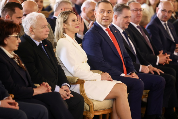 Karol Nawrocki odbiera zaświadczenie o wyborze na Prezydenta RP, obok niego Marta Nawrocka, Jarosław Kaczyński, Elżbieta Witek, Piotr Duda