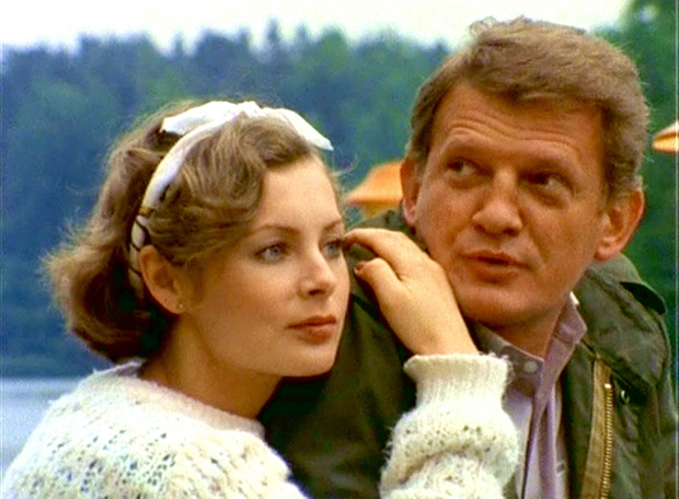 Serial „07 Zgłoś się”, 1976-1987, odcinek 16: „Ślad rękawiczki”. Scenariusz i reżyseria: Krzysztof Szmagier. Zdjęcia Wiesław Rutowicz.  Na zdjęciu Danuta Kowalska i Bronisław Cieślak