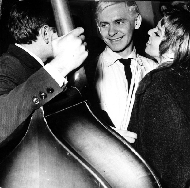 09.1959. Aktorzy Tadeusz Łomnicki (C) i Kalina Jędrusik w filmie "Niewinni czarodzieje" w reżyserii Andrzeja Wajdy.