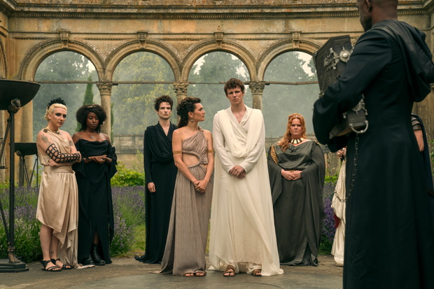 Serial „Sandman”, Netflix, od lewej: Mason Alexander Park jako Pożądanie, Kirby Howell-Baptiste jako Śmierć, Tom Sturridge jako Sen, Ella Rumpf jako Eurydyka, Ruairi O'Connor jako Orfeusz, Donna Preston jako Rozpacz, Adrian Lester jako Przeznaczenie, odci