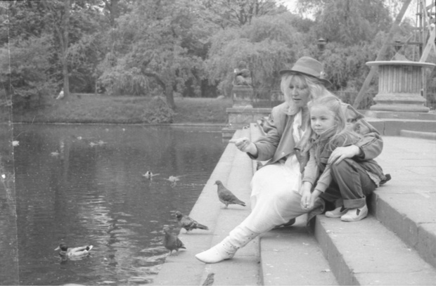 06.1987 rok. Piosenkarka Maryla Rodowicz z córką Katarzyną