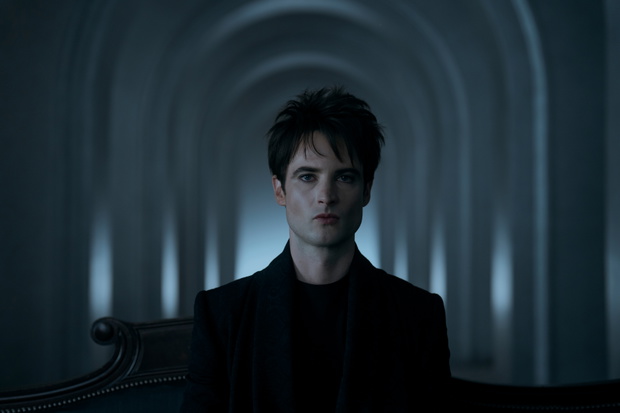 Serial „Sandman”, Netflix, Tom Sturridge jako Sen, odcinek 202, 2025 rok