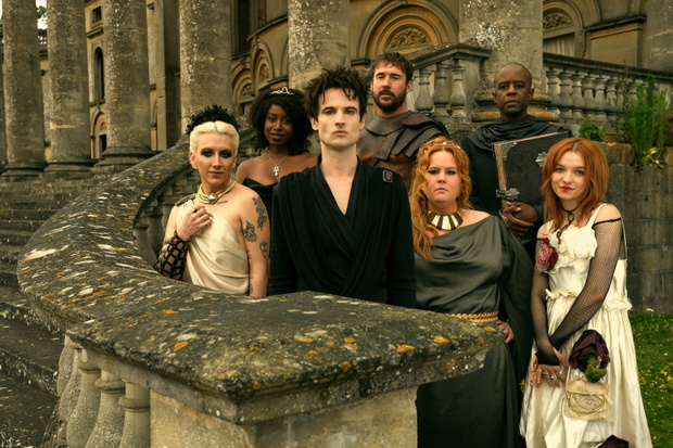 Serial „Sandman”, Netflix, od lewej: Mason Alexander Park jako Pożądanie, Kirby Howell-Baptiste jako Śmierć, Tom Sturridge jako Sen, Barry Sloane jako Zniszczenie, Donna Preston jako Rozpacz, Adrian Lester jako Przeznaczenie, Esmé Creed-Miles jako Maligna
