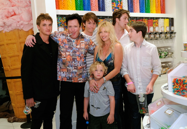 Od lewej: Hudson Madsen, Michael Madsen, Max Madsen, Luke Madsen, DeAnna Madsen, Christian Madsen i Kalvin Madsen, Sugar Factory American Brasserie, Las Vegas, Nevadą, 16.07.2011 rok