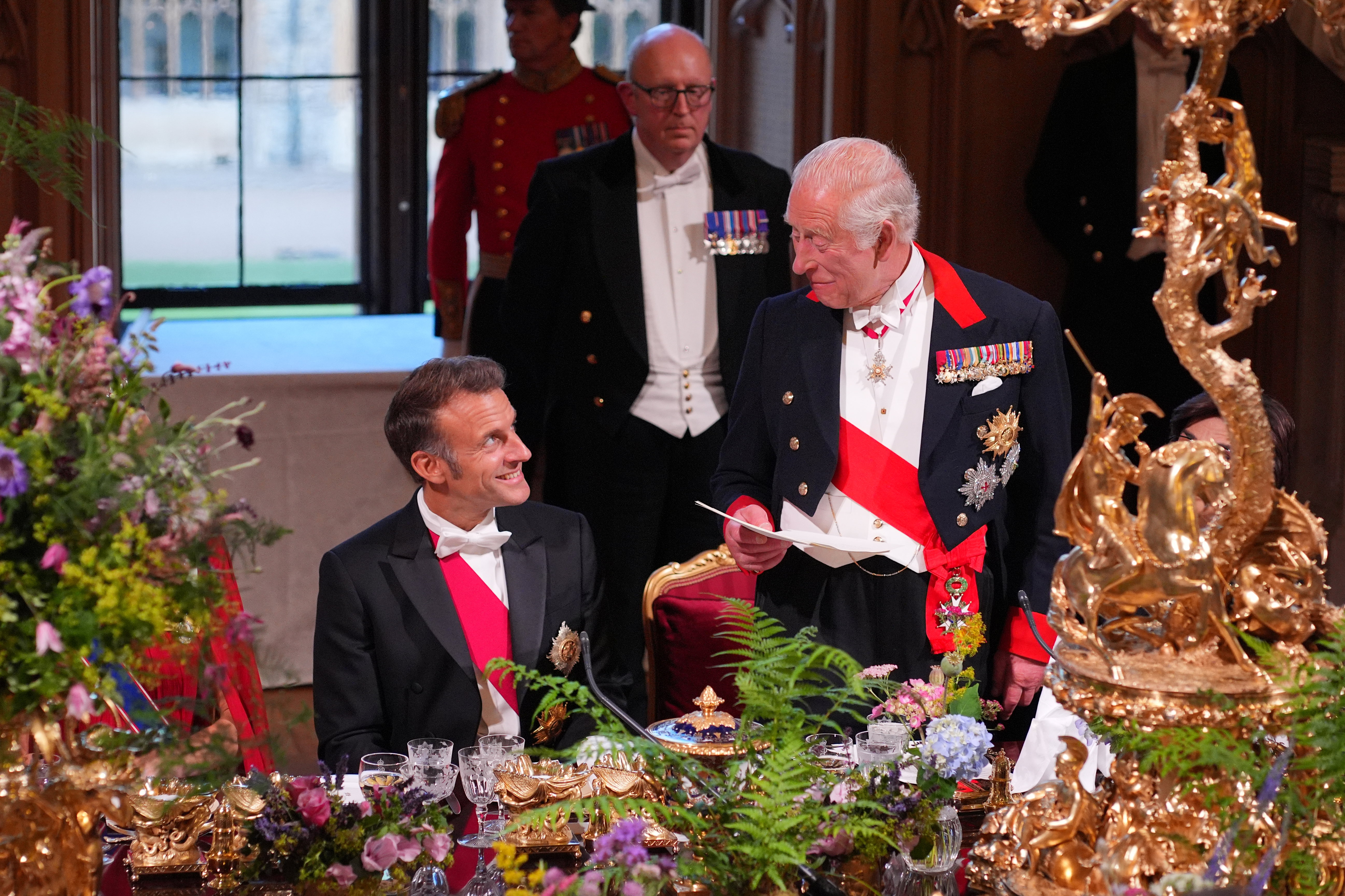 Emmanuel Macron król Karol III