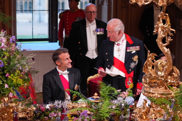 Emmanuel Macron król Karol III