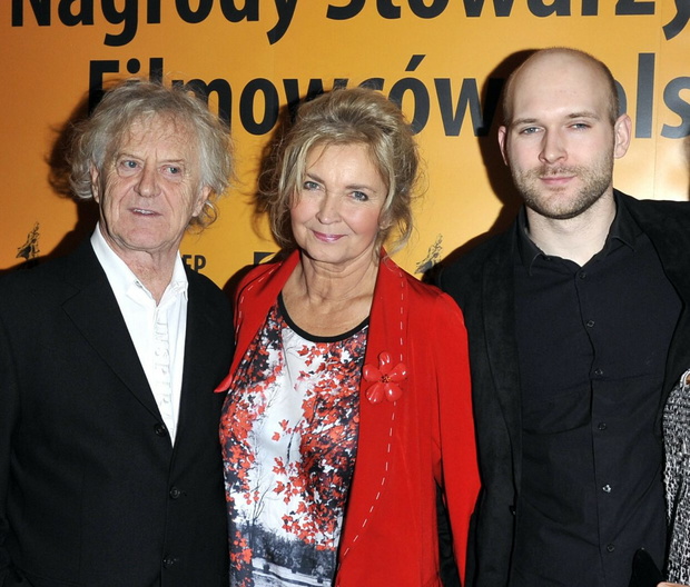 17.12.2015 Warszawa Gala rozdania Nagród Stowarzyszenia Filmowców Polskich 2015, Radosław Piwowarski z rodziną, z żoną Haliną Piwowarską oraz synem Cyprianem Piwowarskim