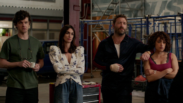 Peter Mark Kendall, Paz Vega, Jai Courtney, Rosaline Elbay, Kalejdoskop,   Courtesy of Netflix © 2022