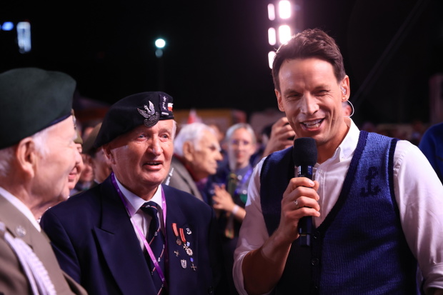Warszawa, 01.08.2023. Prowadzący, dziennikarz Tomasz Wolny (P) podczas koncertu piosenek powstańczych "Warszawiacy śpiewają (nie)zakazane piosenki"