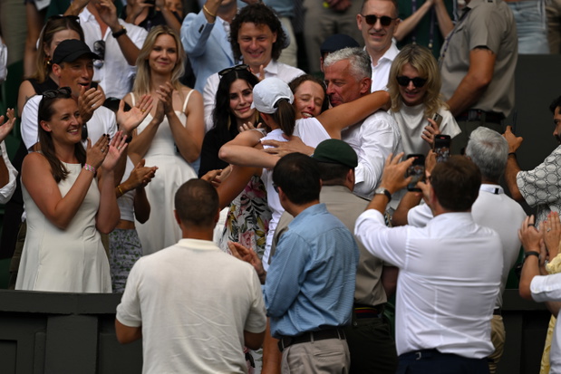 Iga Świątek w rodzinnym uścisku z siostrą i tatą po finale Wimbledonu, 12 lipca 2025 r.
