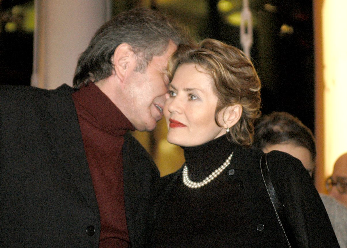 Grażyna Szapołowska, Eryk Stępniewski, promocja książki Beaty Tyszkiewicz „Nie wszystko na sprzedaż”, grudzień 2003 roku - jamnik