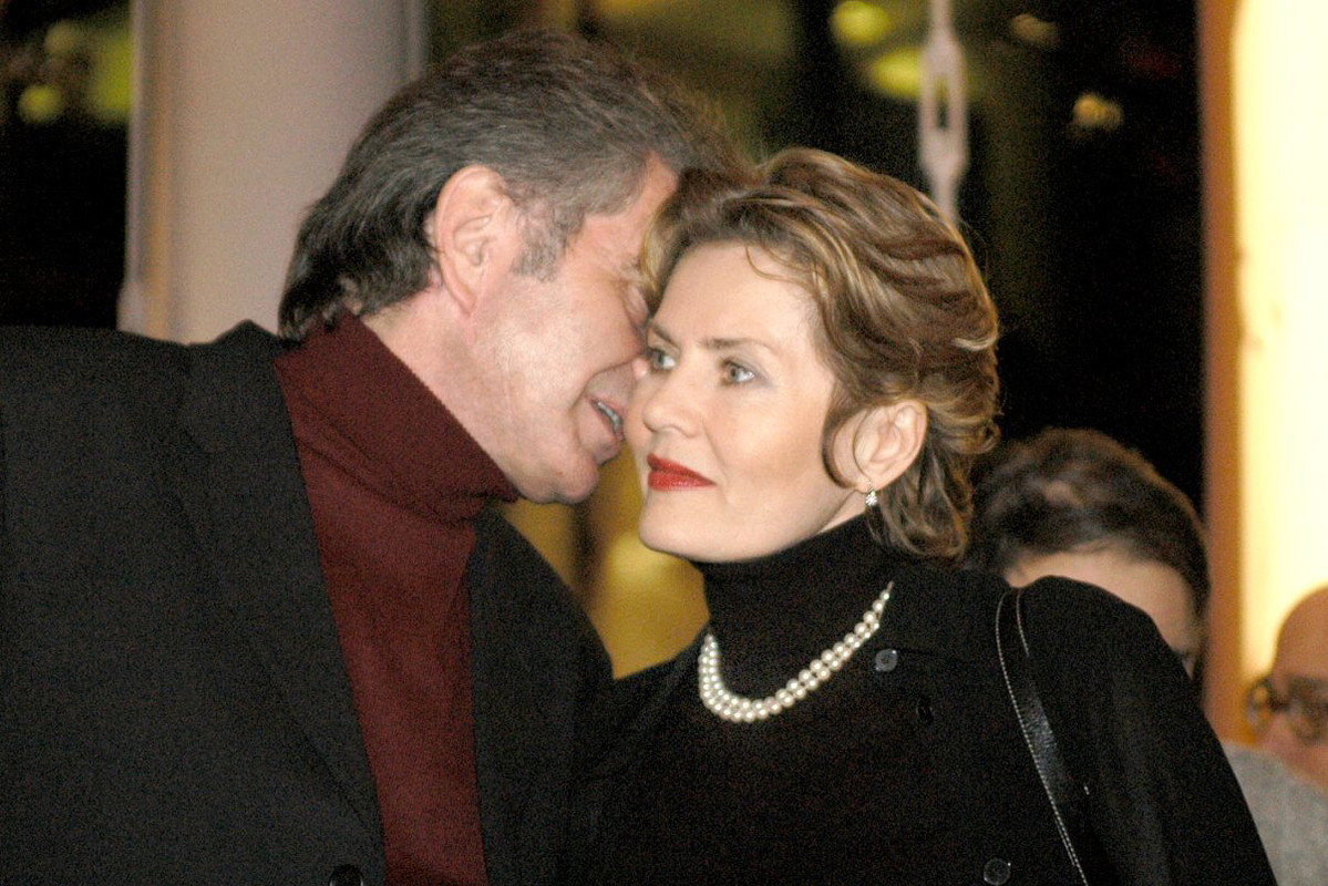 Grażyna Szapołowska, Eryk Stępniewski, promocja książki Beaty Tyszkiewicz „Nie wszystko na sprzedaż”, grudzień 2003 roku - jamnik