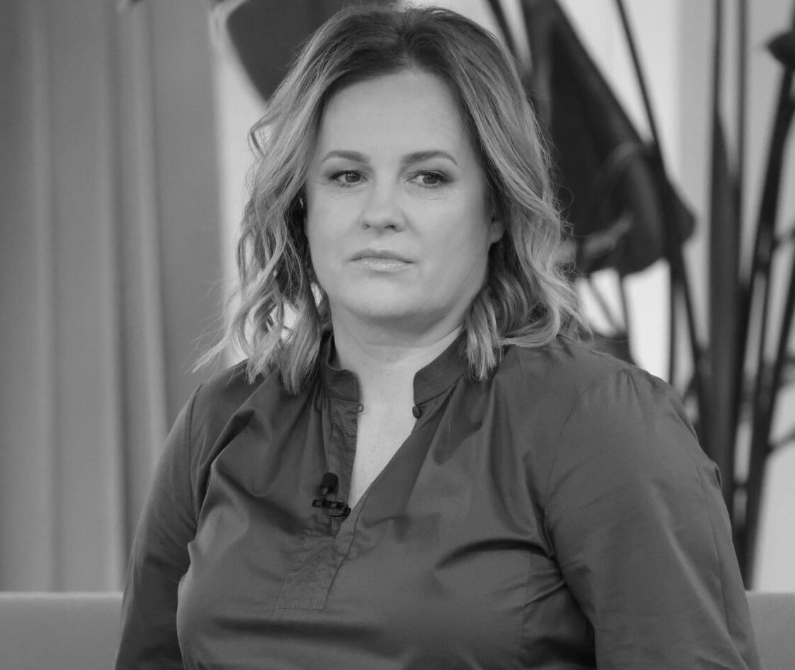 Joanna Kołaczkowska. Warszawa, 13.10.2024. Na planie programu Dzien Dobry TVN.  Czarno-biały jamnik