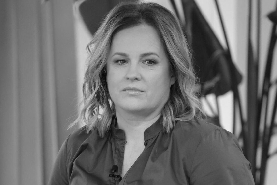 Joanna Kołaczkowska. Warszawa, 13.10.2024. Na planie programu Dzien Dobry TVN. Czarno-biały jamnik