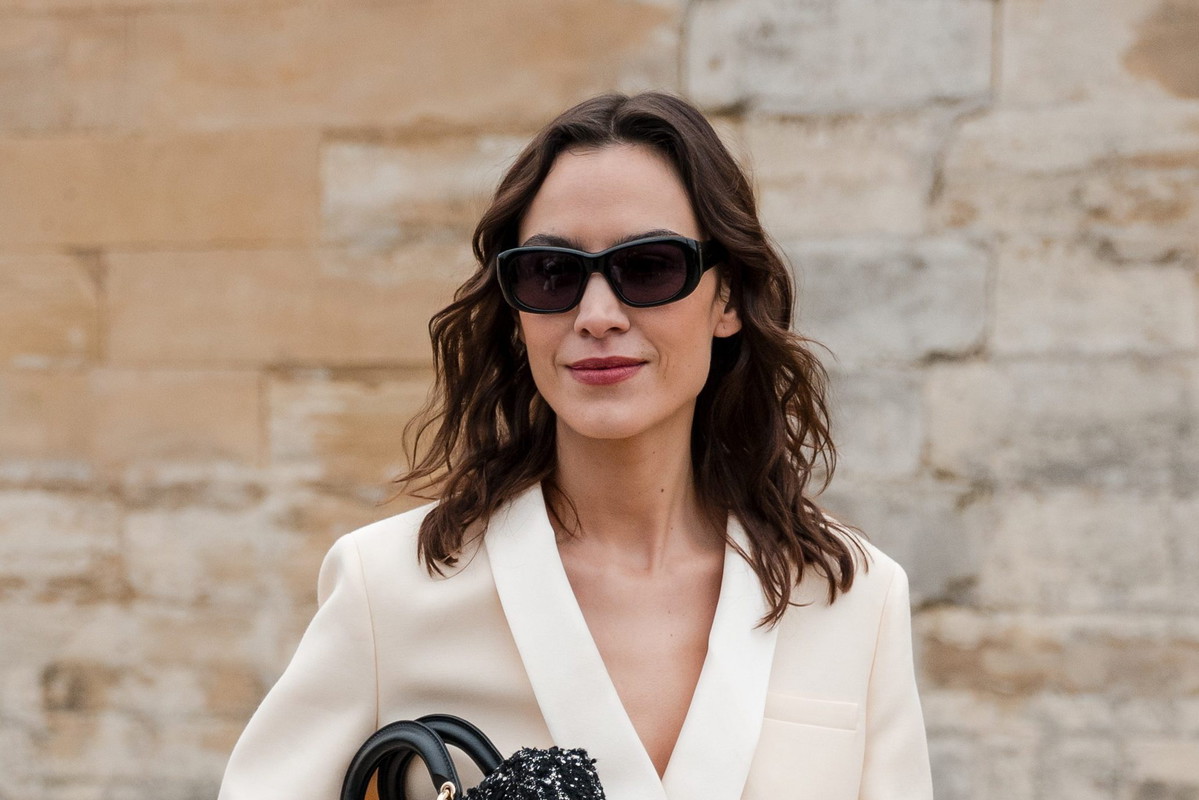 Street Style - Paris Fashion Week - Womenswear Fall/Winter 2024/2025 - Day Two