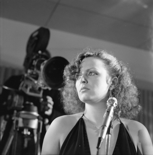 Wrocław, 1981-03-05. Piosenkarka Hanna Banaszak na planie swojego debiutu filmowego "Przeklęta ziemia"