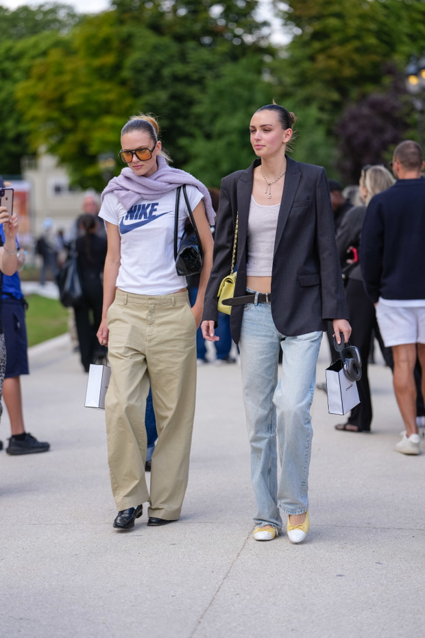 Stylizacja z jasnymi jeansami z paryskiego tygodnia mody z