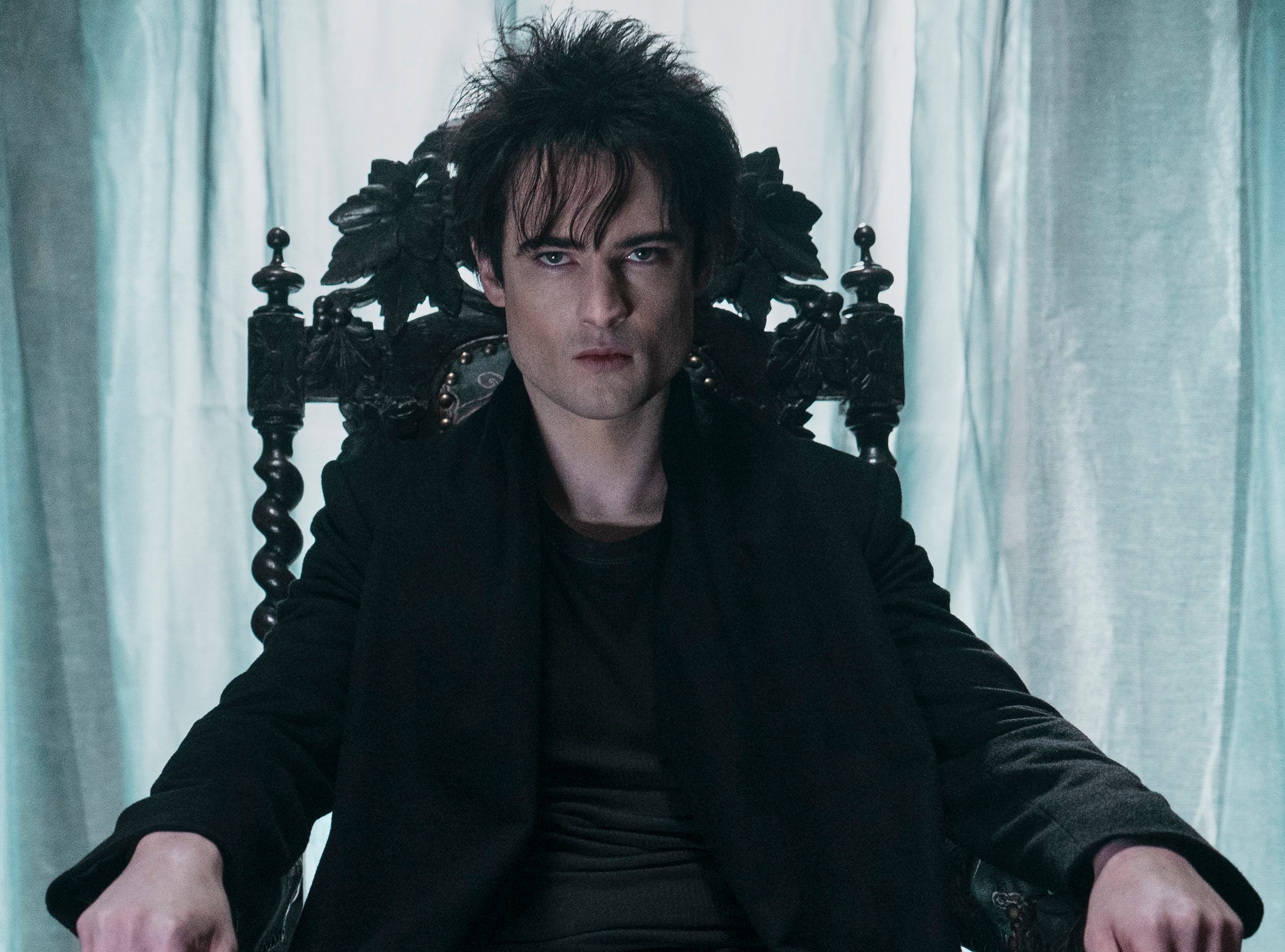 Serial „Sandman”, Netflix, Tom Sturridge jako Sen (Morfeusz), sezon pierwszy, 2022 rok - jamnik