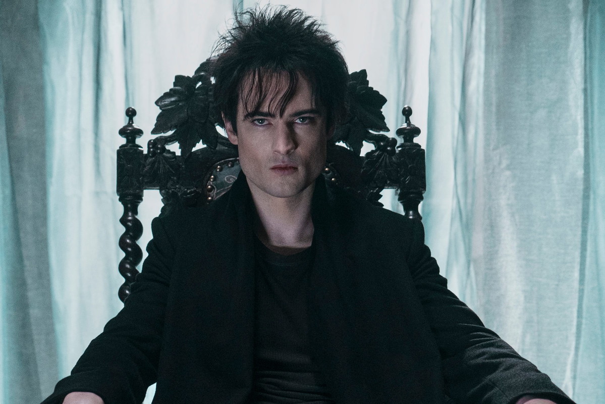 Serial „Sandman”, Netflix, Tom Sturridge jako Sen (Morfeusz), sezon pierwszy, 2022 rok - jamnik