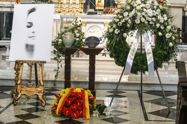 Warszawa, 28.07.2025. Pogrzeb artystki kabaretowej Joanny Kołaczkowskiej. Msza żałobna w kościele Karola Boromeusza na Starych Powazkach.