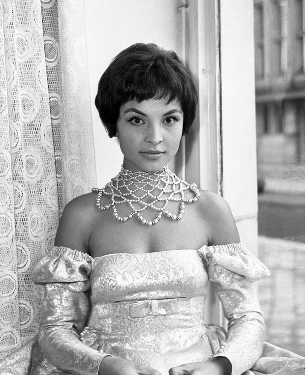 Teresa Tuszyńska w sukni ślubnej, Pracownia Mody Polskiej, 1960/1961 rok