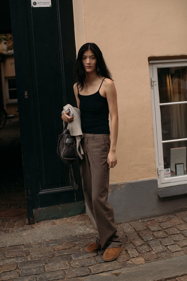 Buty bez pięty kopenhaskie It-girls nosiły już latem. Stylizacja z tygodnia mody