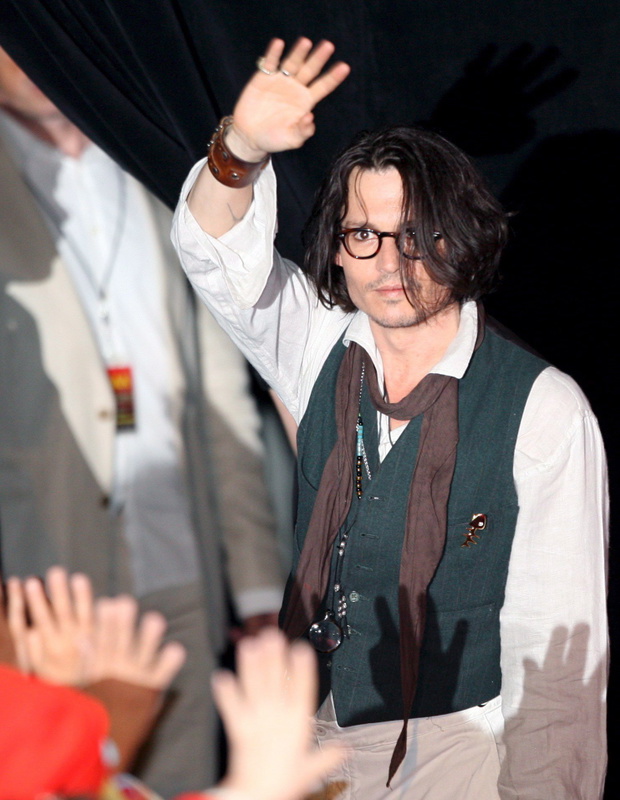 Tokio, Japonia, 23.05.2007. Johnny Depp pozdrawia fanów, przybywając na azjatycką premierę swojego filmu "Piraci z Karaibów: Na krańcu świata"