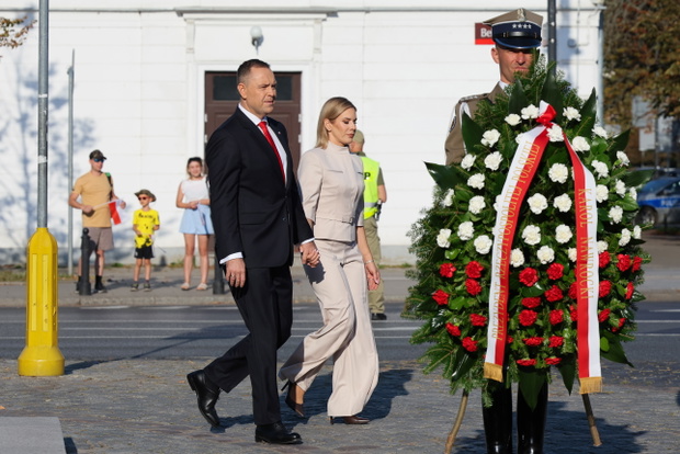 Karol Nawrocki, Marta Nawrocka, obchody Święta Wojska Polskiego, złożenie wieńca pod pomnikiem Marszałka Józefa Piłsudskiego pod Belwederem, Warszawa, 15.08.2025 r.