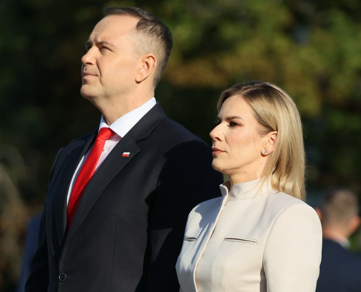Karol Nawrocki, Marta Nawrocka, obchody Święta Wojska Polskiego, Warszawa, pomnik Marszałka Józefa Piłsudskiego przy Belwederze, 15.08.2025 r. - jamnik