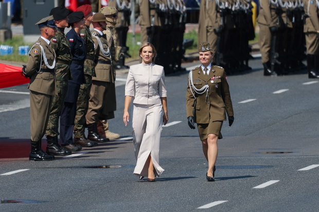 Marta Nawrocka, Dorota Bołotowicz z Dowództwa Garnizonu Warszawa, przed Defiladą Wojskową na Wisłostradzie, Obchody Święta Wojska Polskiego, Warszawa, 15.08.2025 r.