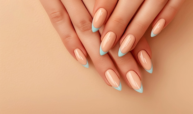 Niebieski french manicure
