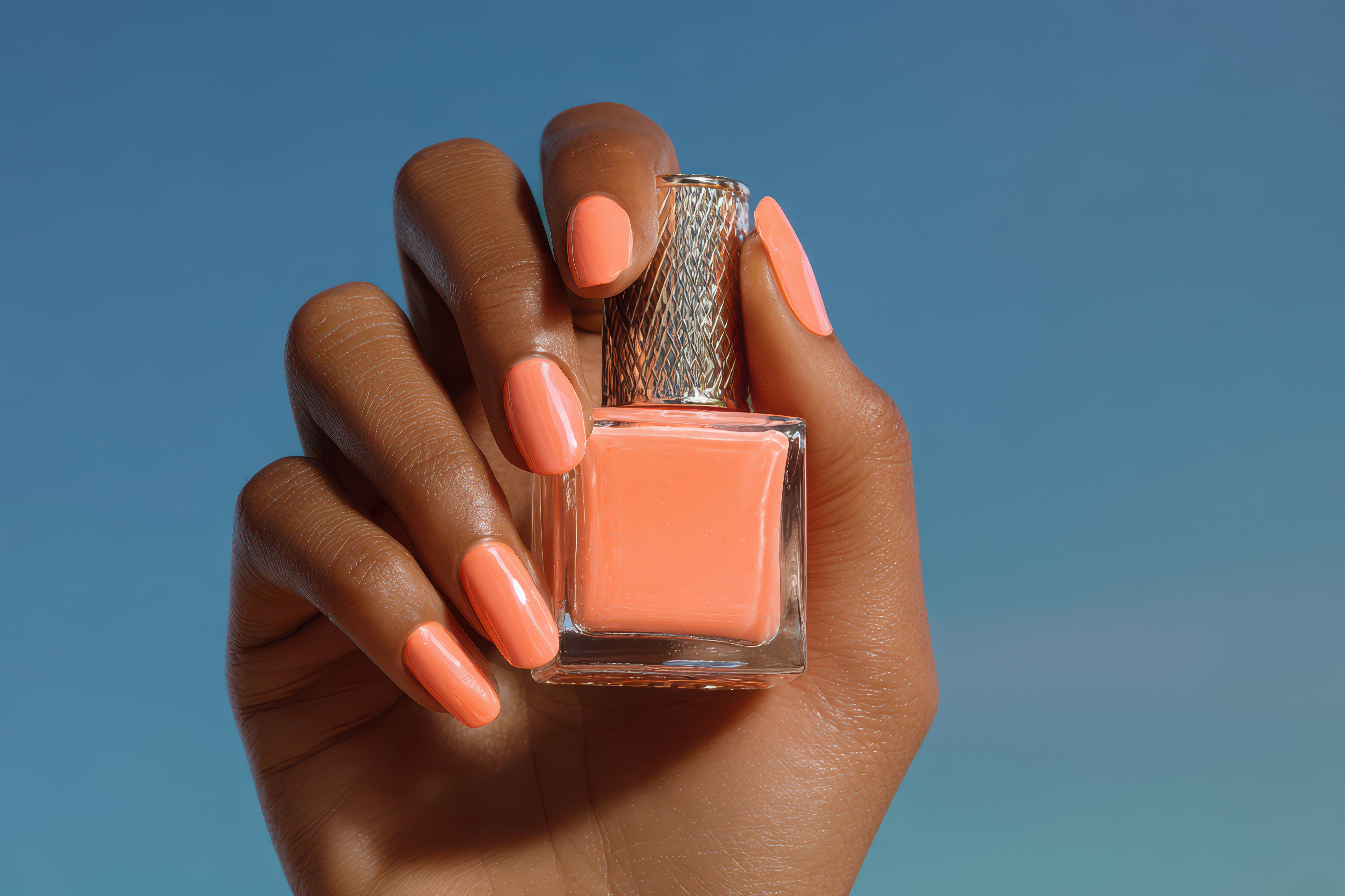 Kobieta z pomarańczowym manicure