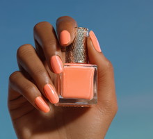 Kobieta z pomarańczowym manicure