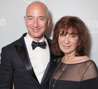 Jeff Bezos, matka Jackie Bezos, Amazon's Emmy Celebration, Sunset Tower Hotel, Hollywood, Kalifornia, 18.09.2016 rok - jamnik